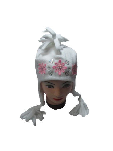 obvod 54-Dívčí zimní fleesová  čepice - bílá barva