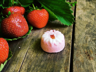 Lesní jahoda šumivá bombička do koupele 25g